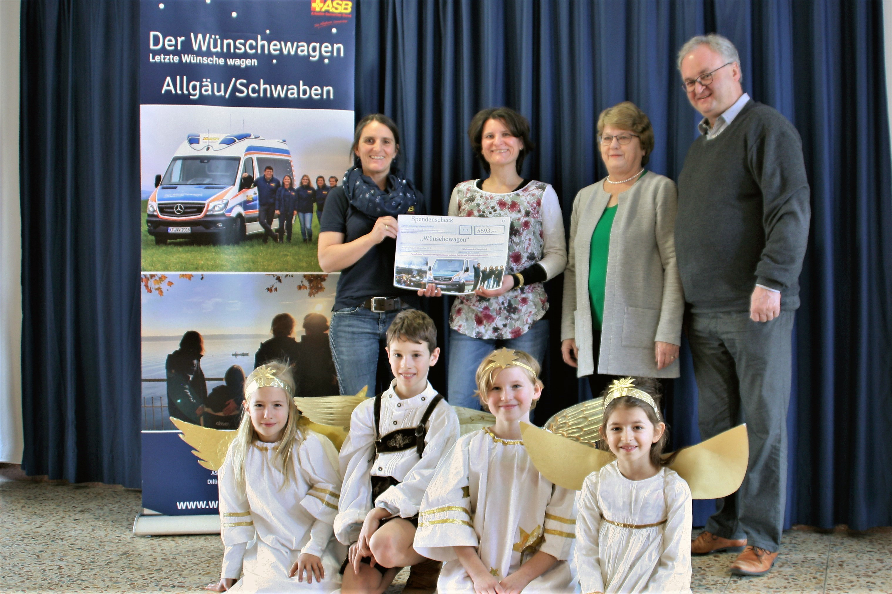 Foto Gudrun Schneider - Spendenübergabe - Erlös vom Nikolausmarkt Wildpoldsried an die Organisation Wünschewagen - Schwaben - Allgäu IMG_0357.JPG